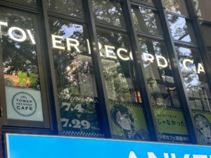 An image of a window on a second floor of Tower Records in Ometesando in Tokyo featuring a cafe for Ki ni Natteru Hito ga Otoko Janakkata by Arai Sumiko.